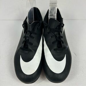 💕 Youth Nike Black and White Soccer Cleats 6Y